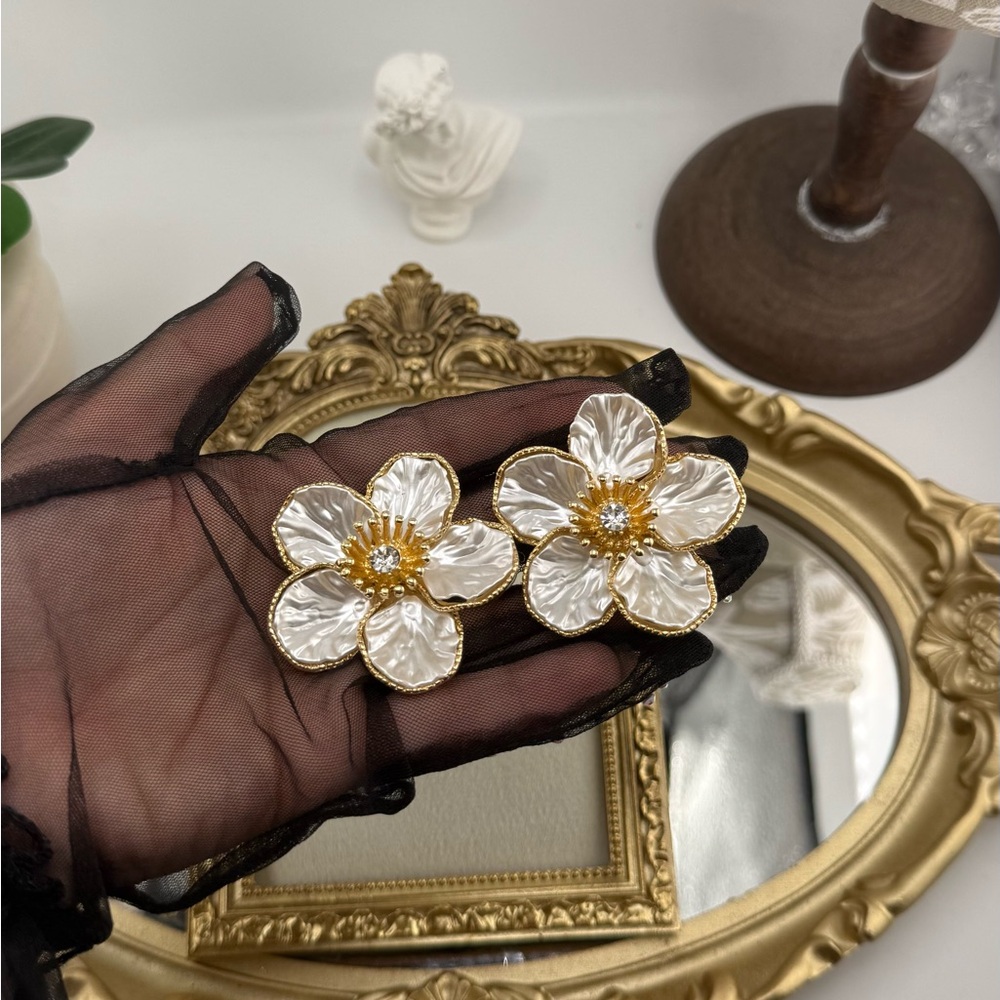 Ivory Floral Statement Earrings – Vintage-Inspired Elegance - Picture 10 of 13